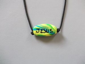 CJ1.M29B/Collier JESUS Recto Verso Perle marbrée Jaune Vert Bleu Fil élastique noir 5€