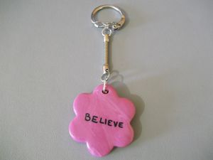 PTCLEB.FLM13/Porte Clés Fleur BELIEVE perle marbrée 2€