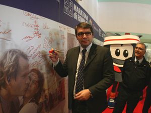 Maratona di Roma Acea (18^ ed.). Inaugurato l'Expo al Palazzo dei Congressi, all'EUR. Nella foto Cochi al muro delle firme Cochi muro delle firme