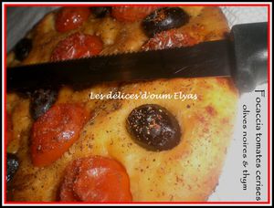 Focaccia aux tomates cerise, olives noires et thym