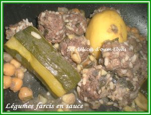Légumes farcis à la viande hachée et au riz en sauce