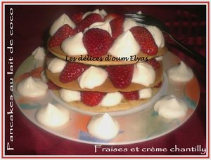 Pancakes au lait de coco, chantilly et fraises