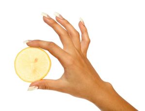 Du-citron-pour-blanchir-les-ongles.jpg
