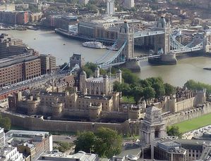 783px-Tower_of_london_from_swissre.jpg