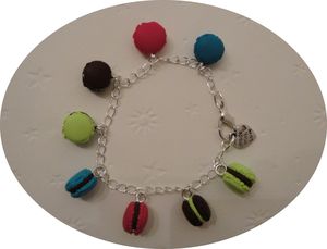 bracelet-macarons-colores--fermeture-mousqueton-et-coeur.jpg