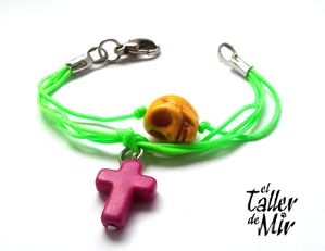 hilo verde claro fluor, calavera amarilla y cruz fucsia de piedra y cierre metal 8,95€