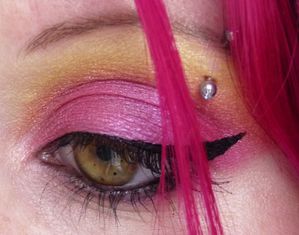 Maquillage jaune rose