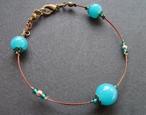 bracelet-cable-cuivre-perles-bleues.jpg