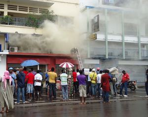 Douala-27-juillet-2013.-Des-badauds-masses-devant-le-magas.jpg