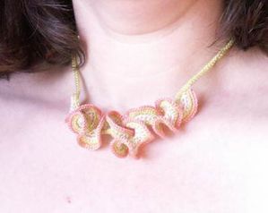 crochet_2013_01_collier-frisottis-sio.JPG