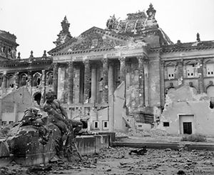 ruines reichstag berlin après bombardement allié