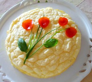 Omelette-soufflee-au-fromage-et-son-bouquet-printannier-1.jpg