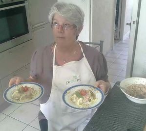 Marie-France présente son tartare de saumon (zoom) - atelier de cuisine individuel à Damgan