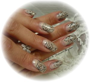 blog.Vernis-Nude-NailArt-fleurs-et-resille5.jpg