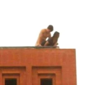 Sexy-Etudiants-font-l-amour-sur-le-toit-universite-Regis-.jpg