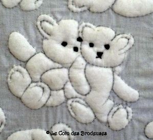 détail coussin ourson boutis