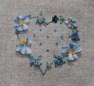 Broderie ruban-coeur bleu