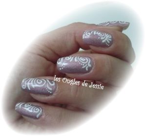 blog.Vernis-PeggySage-Holo-mauve.nailArt-tourbillons-blc5.jpg