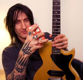 Richard_Fortus_showing_Shaker.jpg