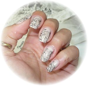 blog.Vernis-Nude-NailArt-fleurs-et-resille3.jpg