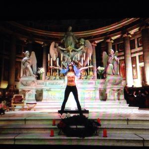 femen-urine-eglise