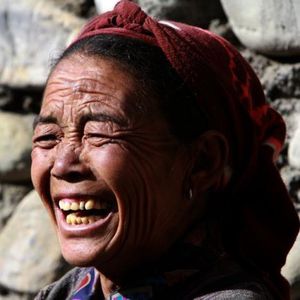 nepalaise-femme-rire.jpg