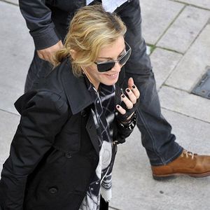 20120730-pictures-madonna-visiting-leopold-museum-vienna-07