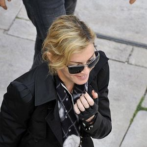 20120730-pictures-madonna-visiting-leopold-museum-vienna-08