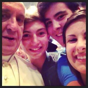 Pape en photo avec des jeunes