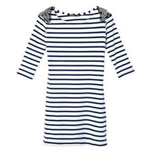 Mais la pièce maitresse de cette tenue cest le trench.