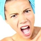 5775024-femme-en-colere-et-surprise-choque-avec-une-serviet.jpg