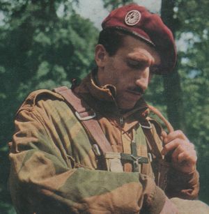 soutane-noire-beret-rouge-2.jpg
