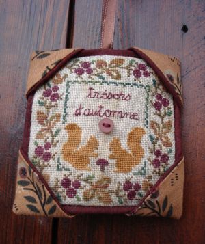 http://img.over-blog.com/300x357/3/73/45/42/album-broderie-1/DSC07317.JPG