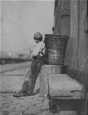 Charles Nègre, 1851 Le petit chiffonnier appuyé contre une borne Le-petit-chiffonnier--1851_modifie-1.jpg