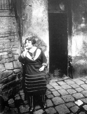 Atget-fille-publique.jpg