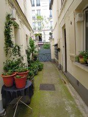 Bed-and-Breakfast-Paris-Outside.jpg