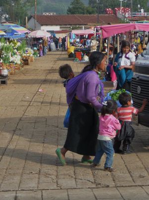 Femme et enfants marché 2