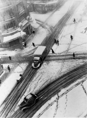 Izis-rue-du-louvre-1944.jpg