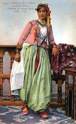 Bien évidemment je ne pouvais pas perdre l\u0027occasion pour montrer les costumes de mon Pays, l\u0027Algérie! Il s\u0027agit bien sur de cartes postales anciennes dont