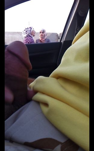 djamila salope elle le surprend entrain de se branler djamila salope elle le surprend entrain de se branler