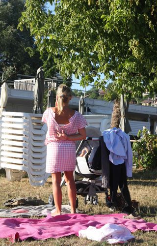 096-Je-n-arrive-pas-a-fermer-ma-robe.-Quelqu-un-peut-il-ve.jpg