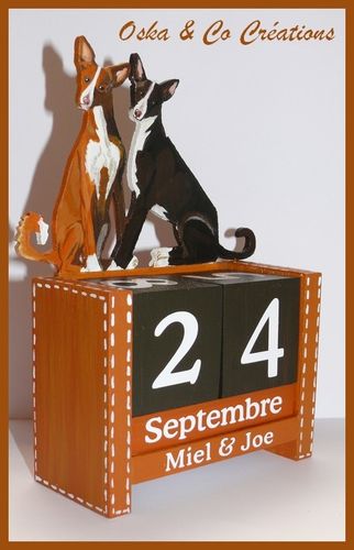 Calendrier perpétuel podencos socle façon sellerie