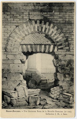 SENS - Une ancienne porte dans la muraille romaine