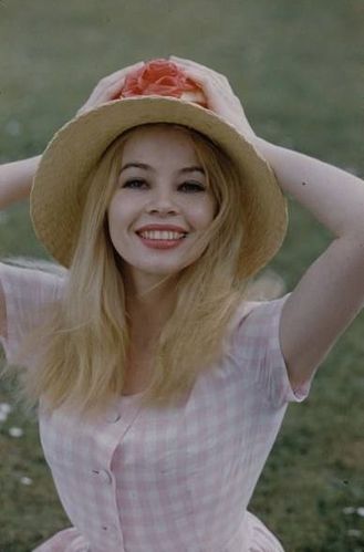 LESLIE CARON-02