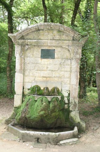 Voyages-2-6853-La-fontaine-dediee-aux-Marguerites.jpg