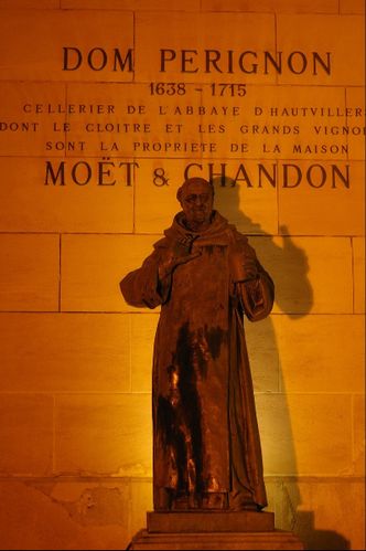 statue dom perignon