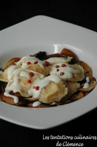 raviolis-saumon-poudre-de-cepe--champignon--sauce-a-la-tr.jpg