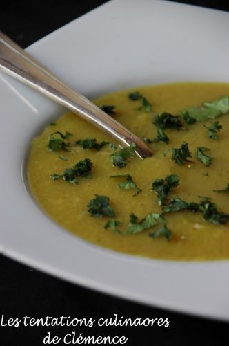 soupe-aux-2-pommes-curry-et-coriandre.jpg