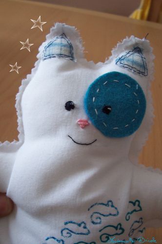 Peluche bleue détail