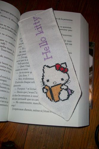marque-page-hello-kitty-brode-par-nanouch.jpg